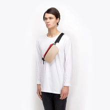 Cargar imagen en el visor de la galería, Riñonera minimalista ALMOND
