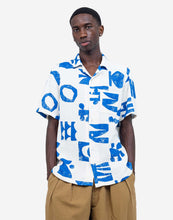 Cargar imagen en el visor de la galería, camisa-manga-corta-hombre-estampado-geometrico-azul-blanco-algodon-arbol-shop
