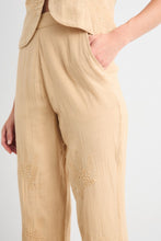 Cargar imagen en el visor de la galería, Pantalón con bordados artesanales beige
